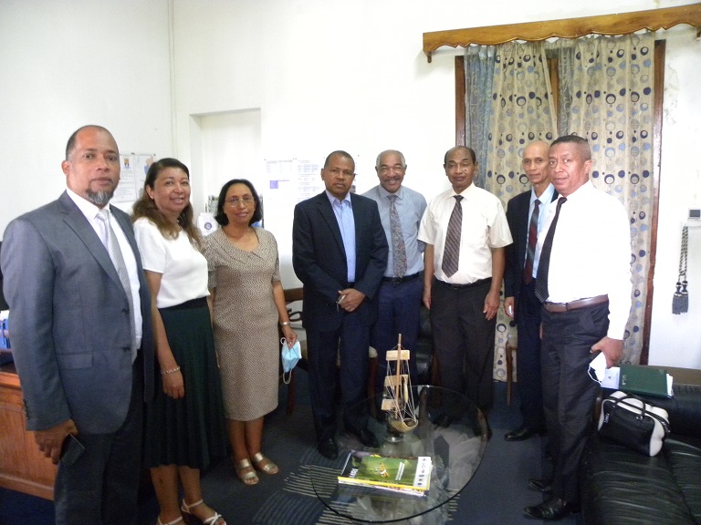 Photo prise à l’issue de la visite de courtoisie auprès de M. Le SECRETAIRE GENERAL DE LA REGION ANTSINANANA
(De gauche à droite) M....