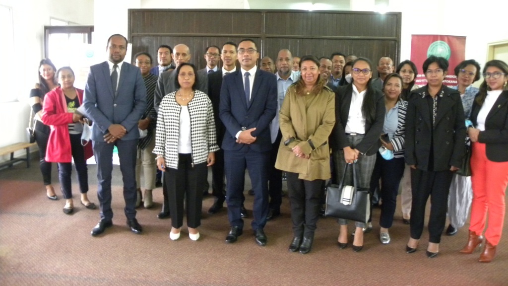 Photo souvenir après la rencontre entre la DCN/PAC et la DGT