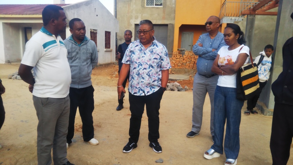 Le Garde des Sceau, Ministre de la Justice RAKOTOZAFY François (Au milieu) et ses proches collaborateurs en visite sur les lieux...