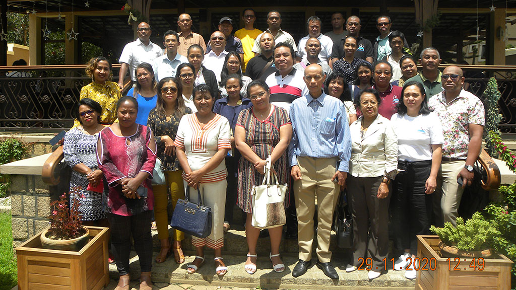 Les membres de la DCN-PAC, du PAC d’ANTANANARIVO et de MAHAJANGA entourant Mme La Coordonnatrice Nationale RABARIJOHN Rivonandrianina...