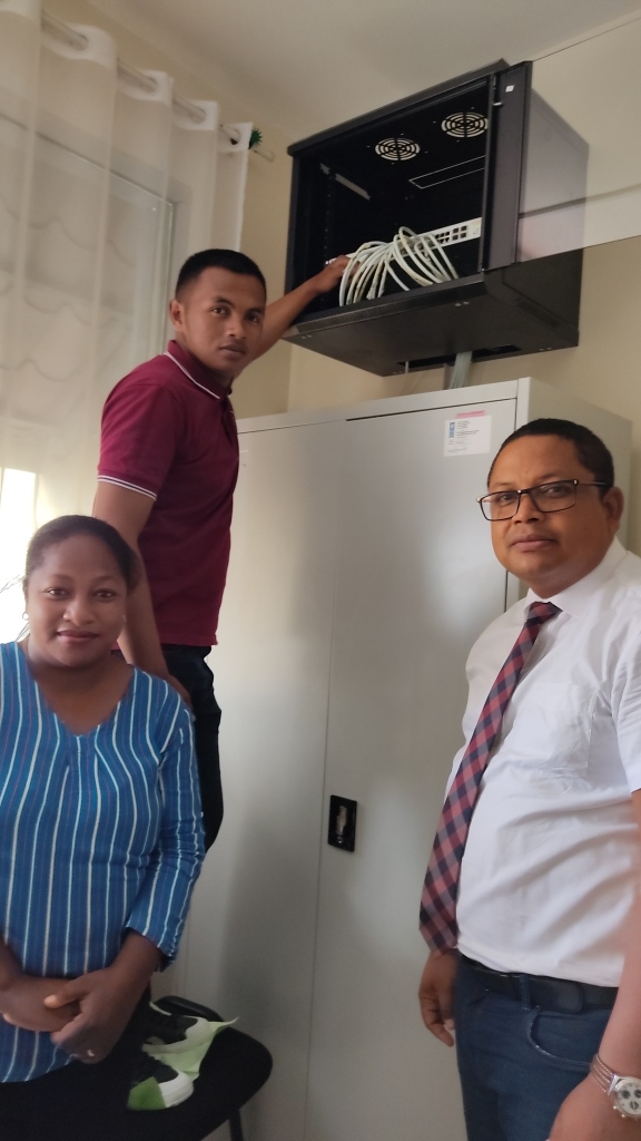 L’équipe de la DSISE conduite par M. RAMANANTSOA Nirinamihamina RAMELSON, Directeur du Système d’Information, Suivi-Evaluation des...
