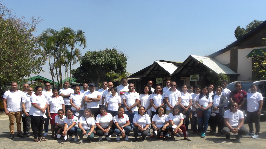 Les participants au Team Building des Magistrats et des Greffiers des PAC Antananarivo et Mahajanga dirigé par Mme RATIARAISOA Harimahefa,...
