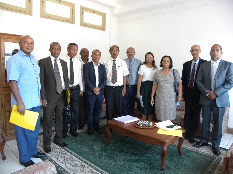 Prise de photo  à l’issue d’une réunion de coordination entre la délégation venant d’Antananarivo et les Chefs de Cour et de...