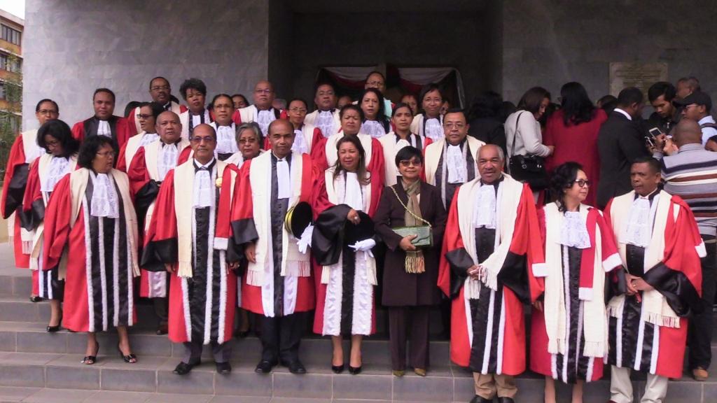 Après leur Prestation de Serment, les deux Chefs  du PAC  Second Degré, Mr ANDRIATIANARIVELO René José, Chef du Ministère Public et ...