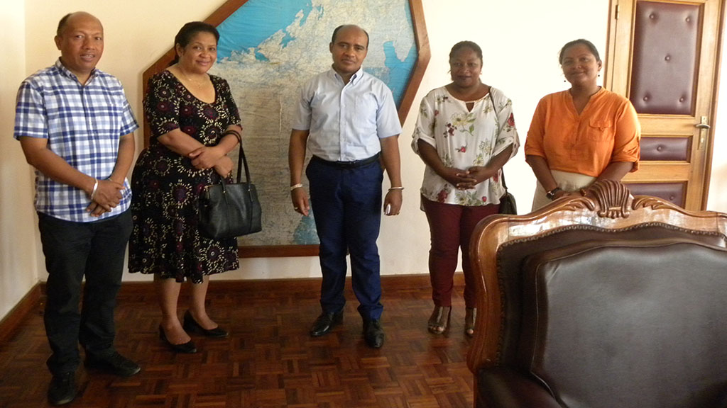 De gauche à droite : M. RAKOTOMANANA Andriamihaja Delphin Marius, Chef Service Statistique de la DCN, Mme RABARIJOHN Rivonandrianina,...