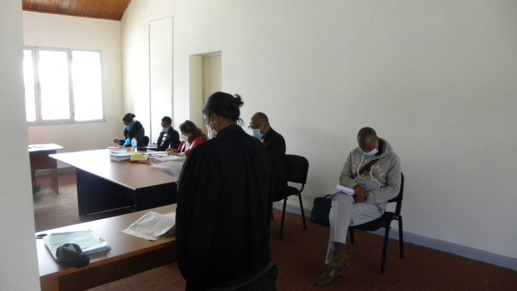 L’audience de la Cour Criminelle Ordinaire du 24 Juin 2021 sous la présidence de Madame RAKOTOMALALA Tianasoa Jeannine Nathalie, Chef du Siège...