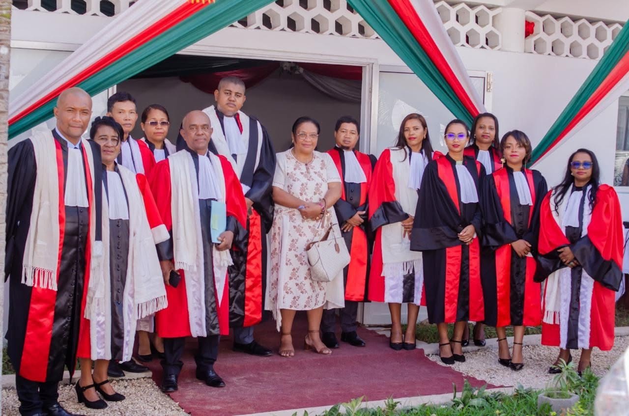 Photo de famille lors de l'audience solennelle d'installation du nouveau Procureur du PAC Mahajanga