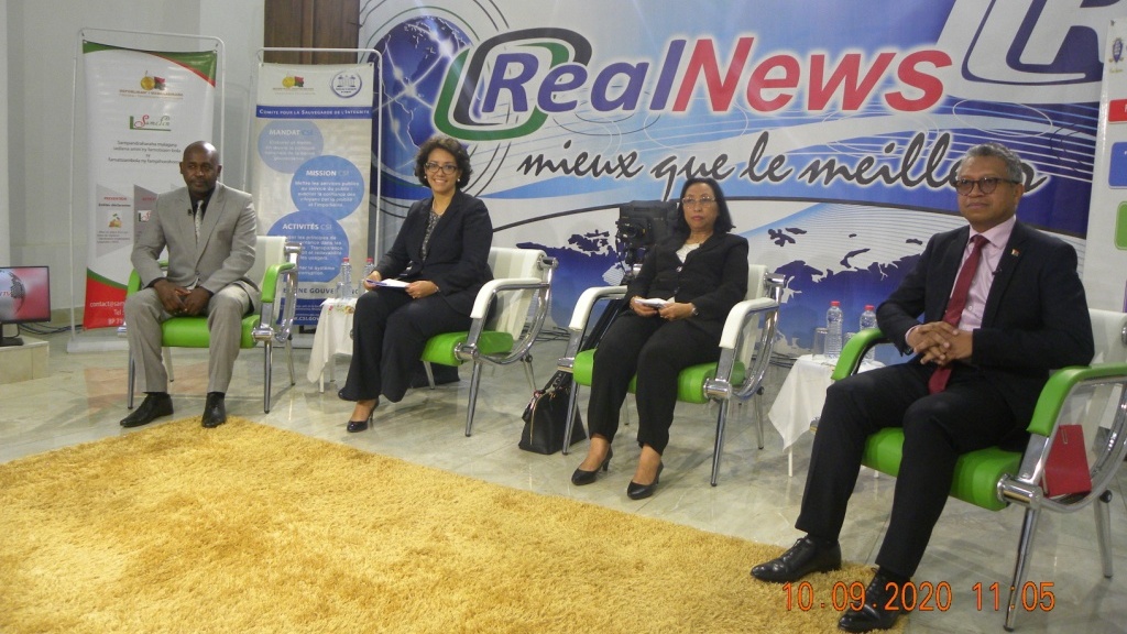 (De gauche à droite) : M. Lamina Boto Tsara Dia, Directeur Général du Samifin, Mme Sahondra RABENARIVO, Présidente du CSI, Mme...
