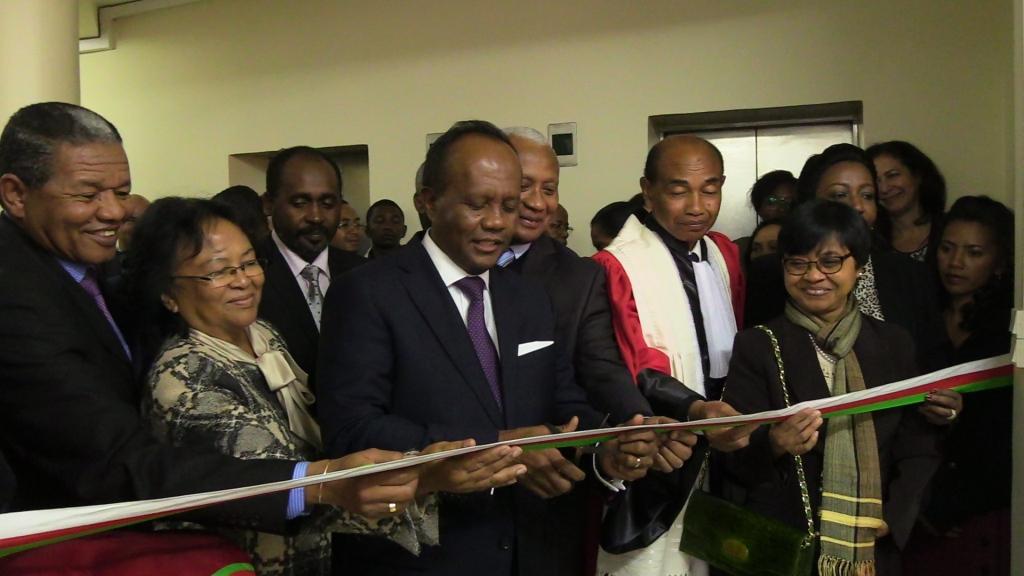 La cérémonie de coupe du ruban honorée par Monsieur RAKOTOVAO Rivo,  Président du Sénat, Madame HARIMISA Noro Vololona, Garde des...