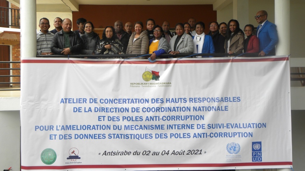 Madame RATIARAISOA Harimahefa, Coordonnatrice Nationale des PAC, Monsieur RANDRIAMAMPIANINA Herizo, Coordonnateur du projet GOUDMADA du...